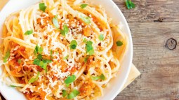 Espaguetis con salsa de tomate y zanahoria