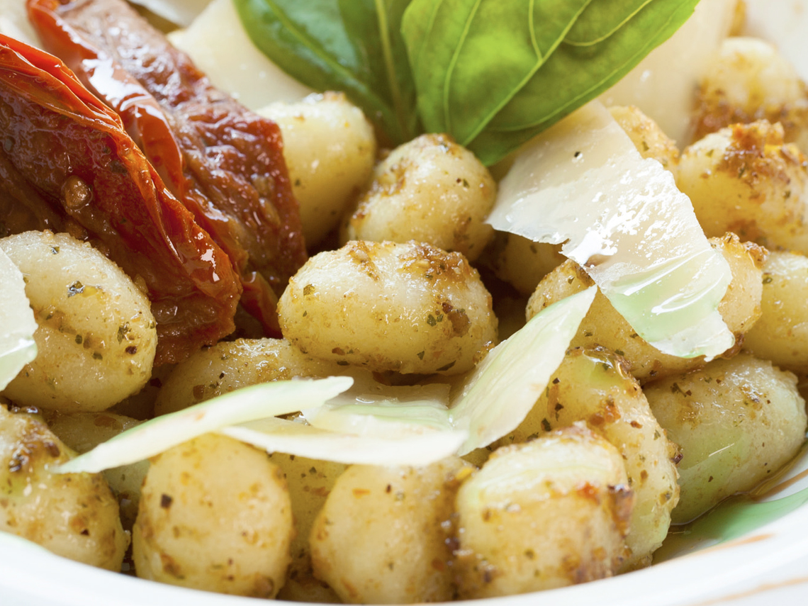 Ñoquis al pesto rojo con tomates secos