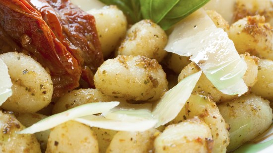 Ñoquis al pesto rojo con tomates secos