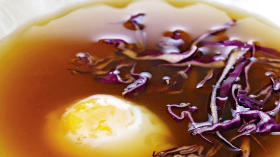 Huevo a baja temperatura en caldo de jamón