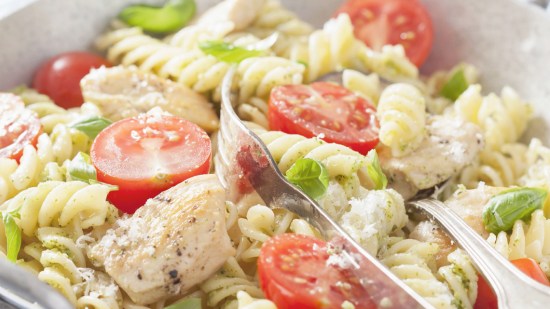 Fusilli al pesto con pollo