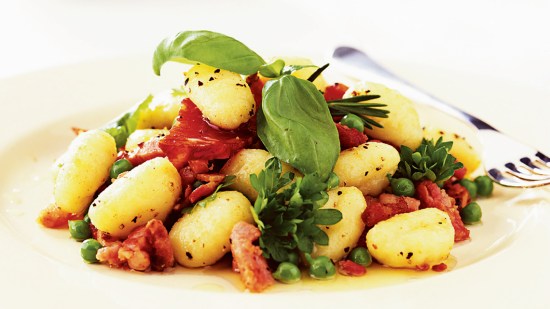 Ñoquis con jamón y guisantes