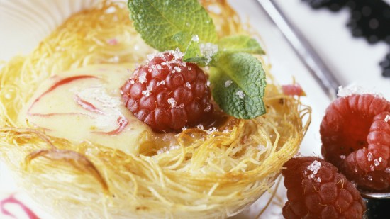 Nidos de kataifi con frambuesas