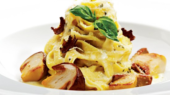 Tagliatelle con trufa negra y setas