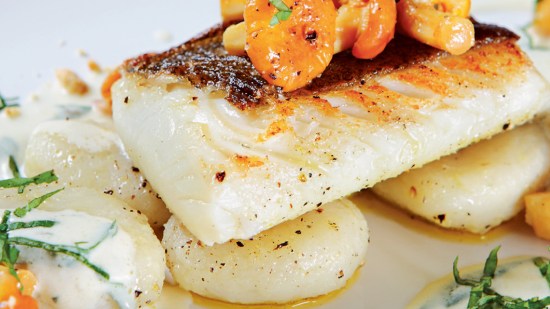 Bacalao con rebozuelos al cava y chips