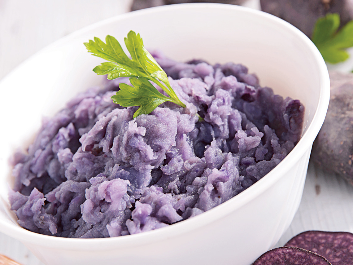 Puré y láminas de patata violeta