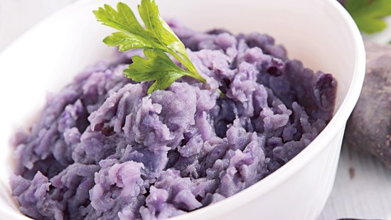 Puré y láminas de patata violeta