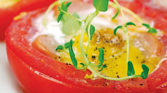 Cesta de tomate con huevo escalfado