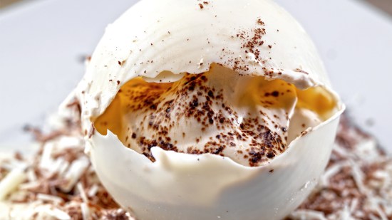 Huevo relleno de espuma de café