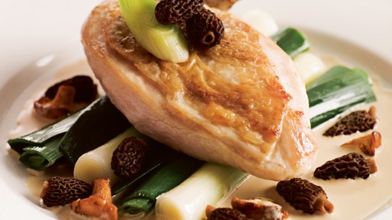 Pollo en salsa de morillas