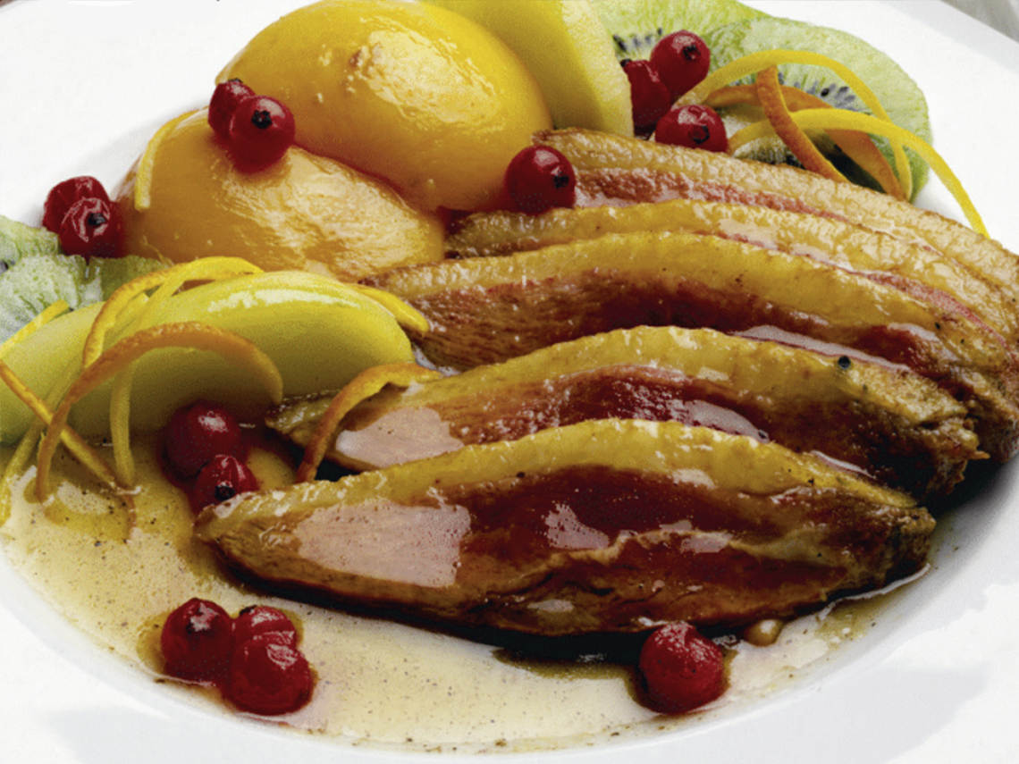 Magret de pato con frutas