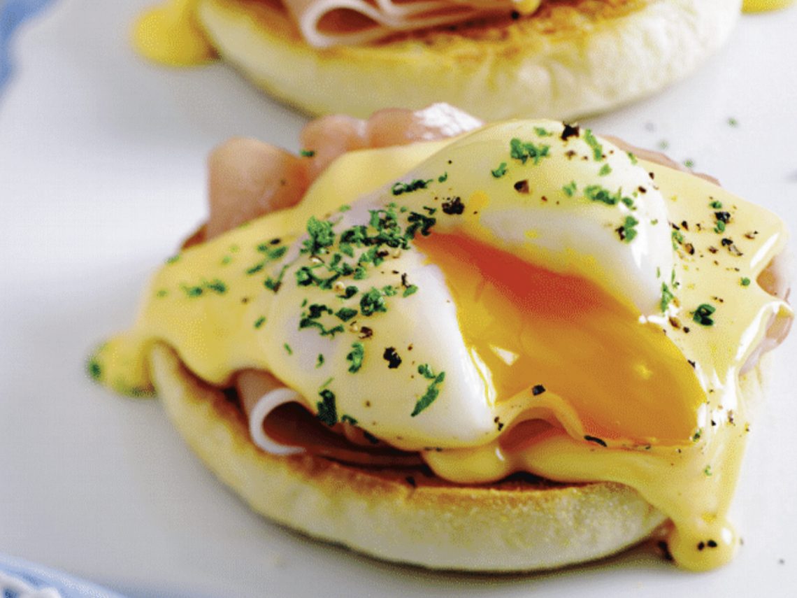 Huevos poché con pavo