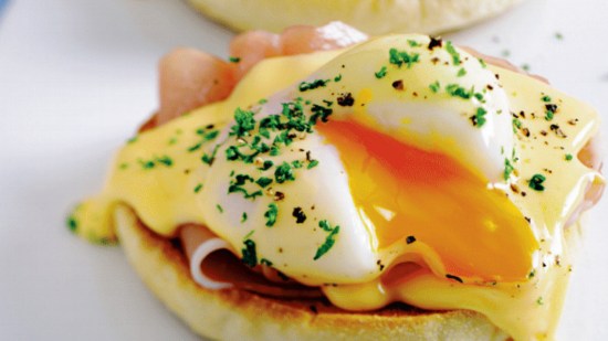 Huevos poché con pavo