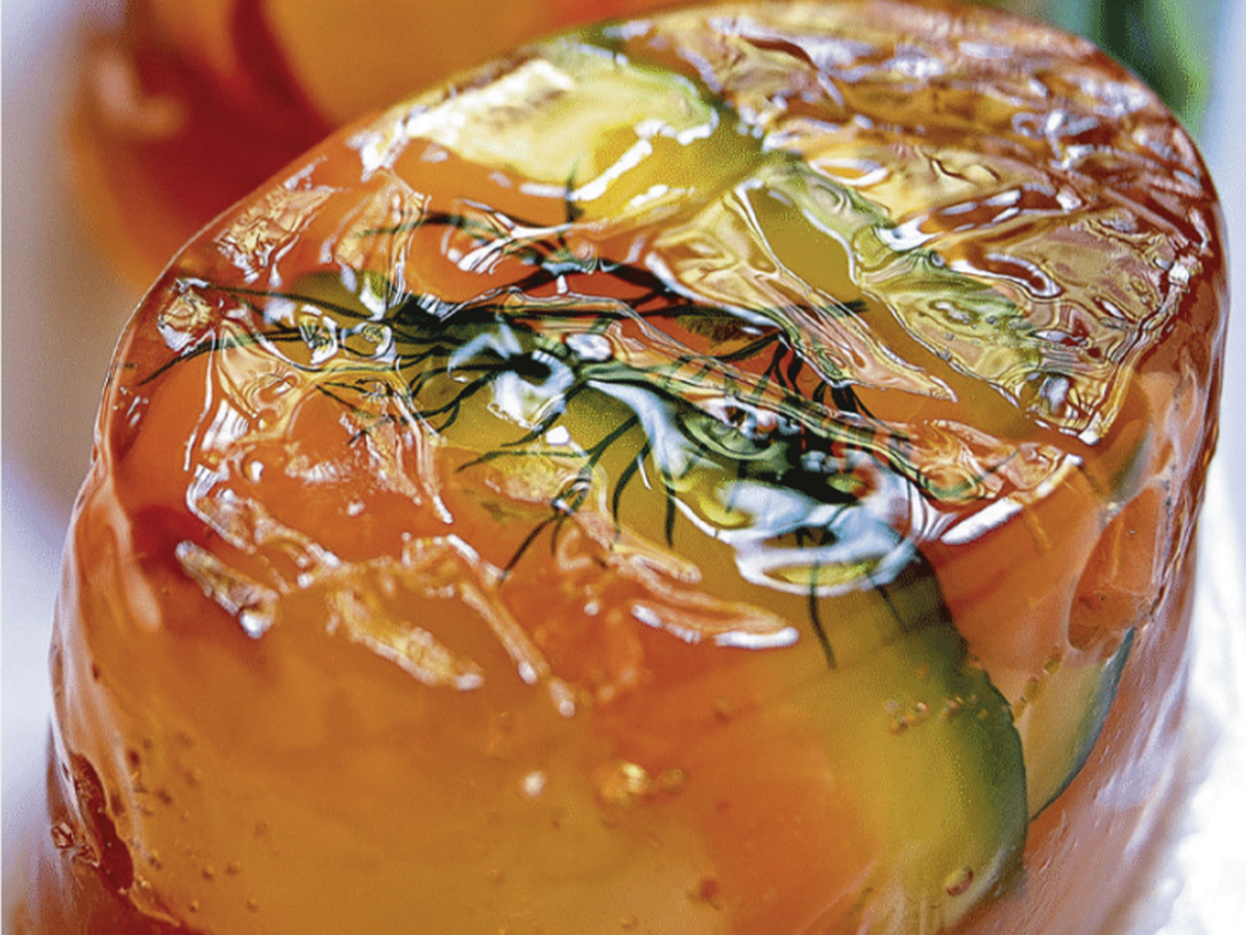 Huevos a la gelatina con salmón ahumado