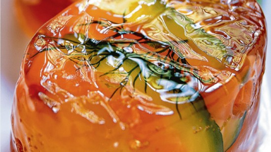 Huevos a la gelatina con salmón ahumado