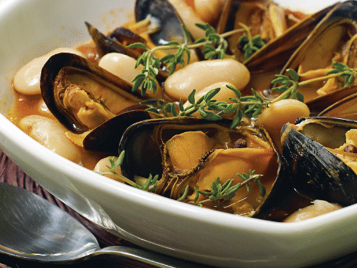 Judías en sopa de mejillones con aroma de brandi