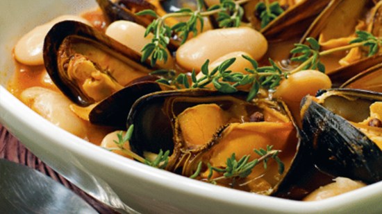 Judías en sopa de mejillones con aroma de brandi