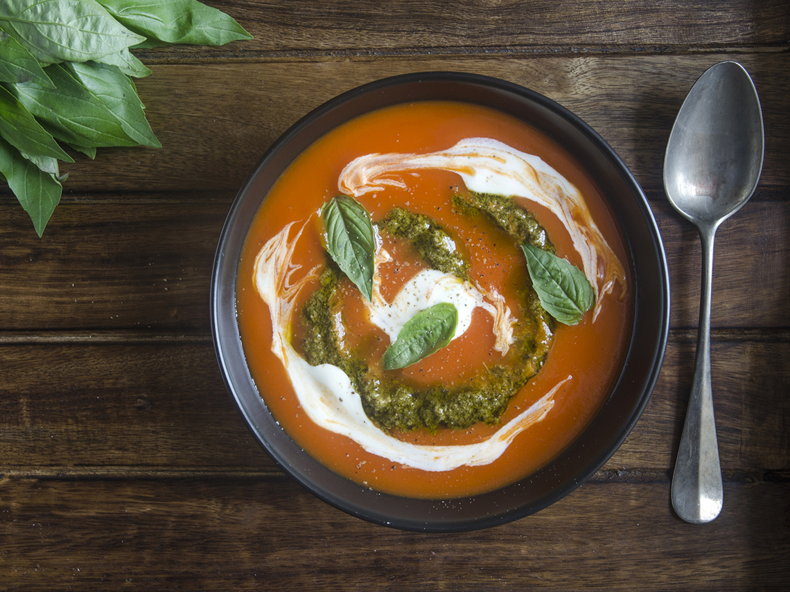 Sopa de tomate con pesto