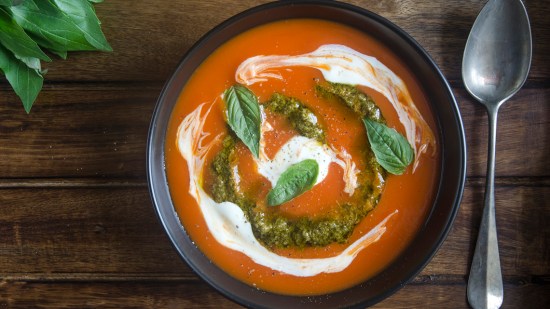 Sopa de tomate con pesto