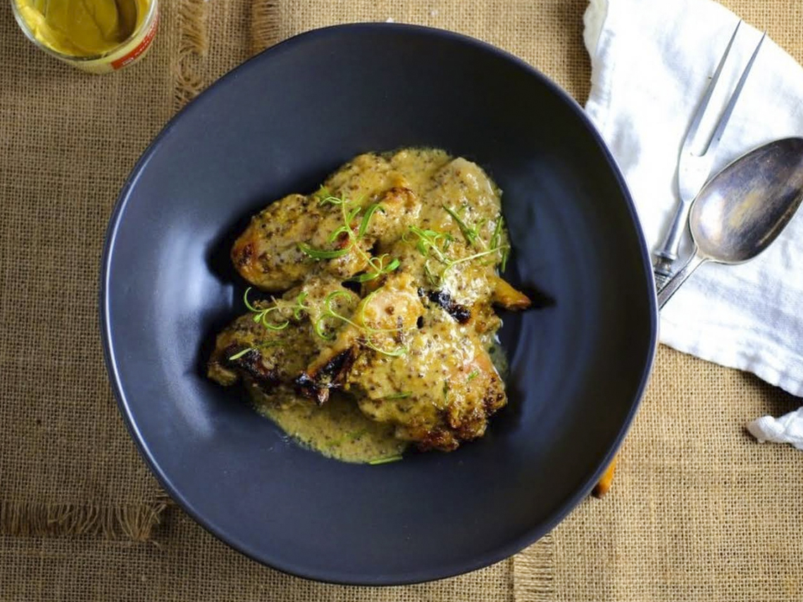 Pollo con mostaza antigua y cúrcuma