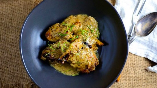 Pollo con mostaza antigua y cúrcuma