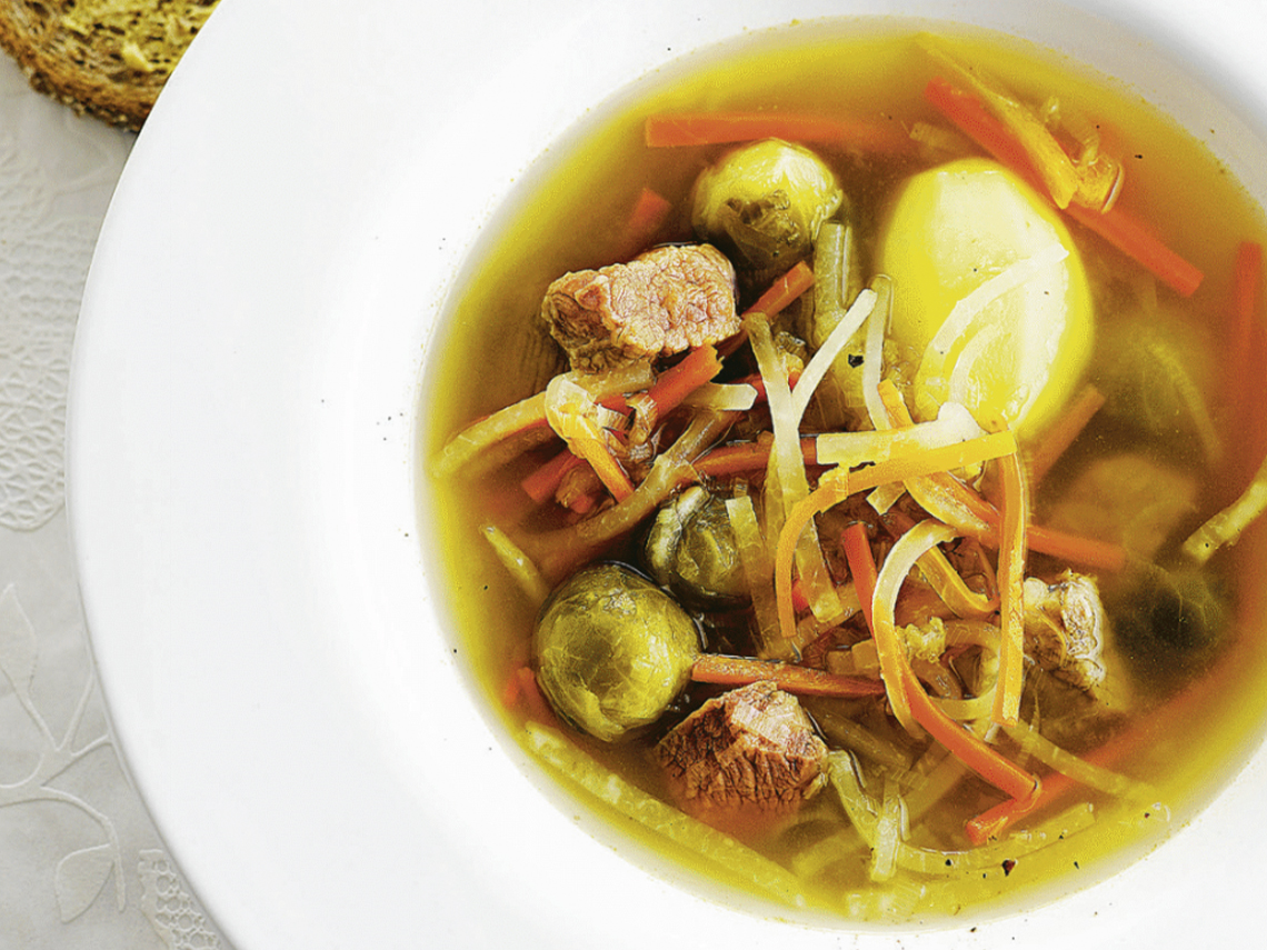 Sopa de cerdo y coles de bruselas