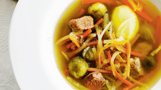 Sopa de cerdo y coles de bruselas