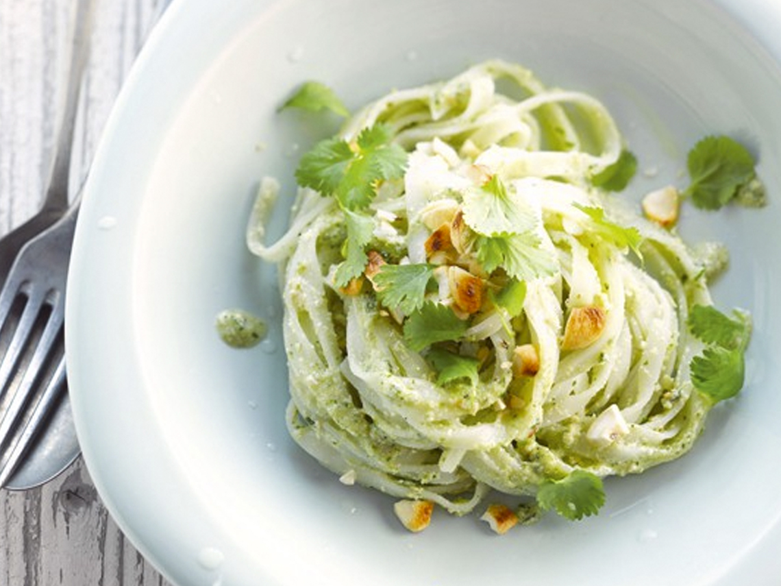 Tallarines de arroz al pesto de anacardos