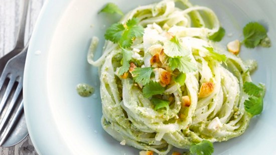 Tallarines de arroz al pesto de anacardos