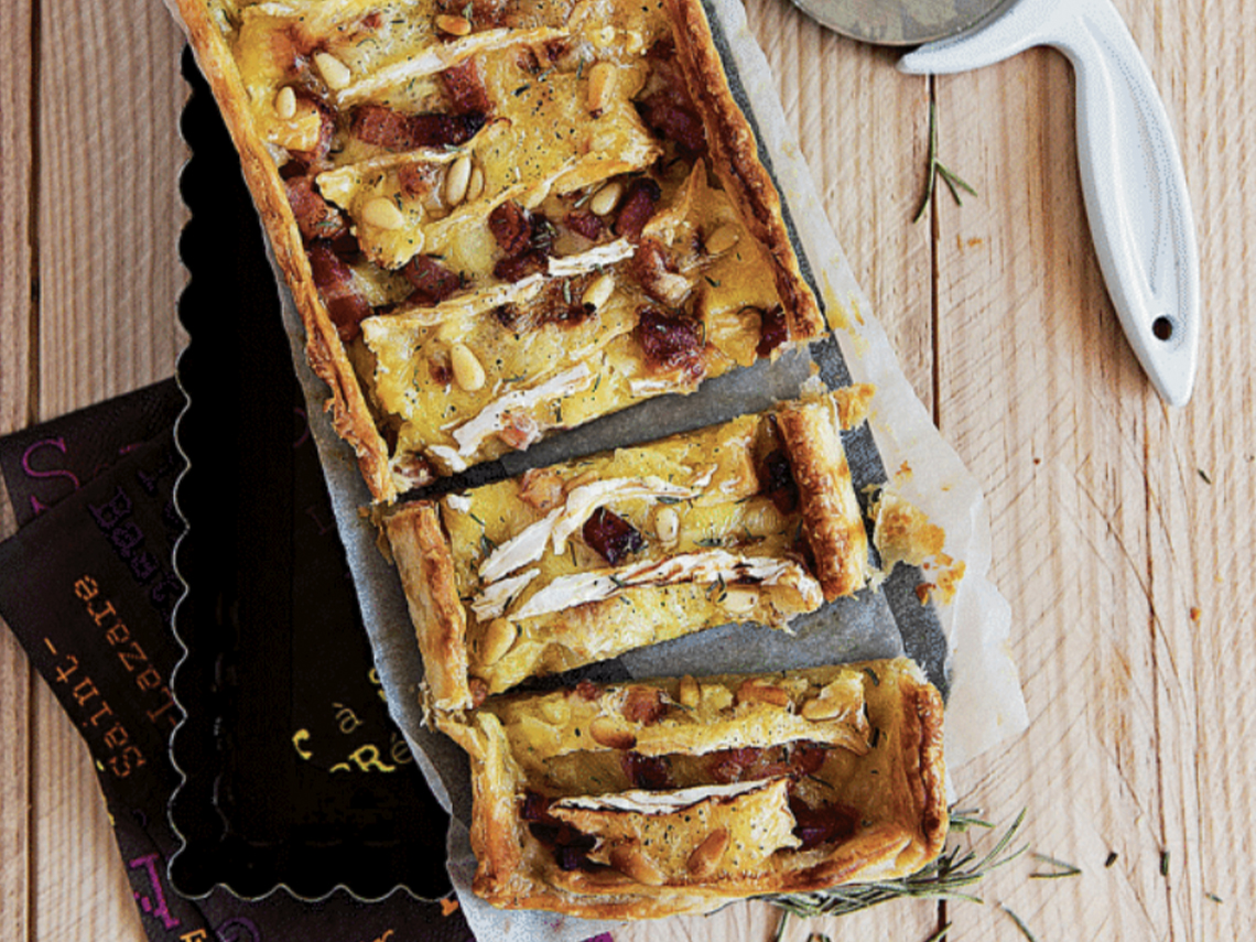 Hojaldre de 'bire' y jamón con aceite de piñones y romero