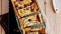 Hojaldre de 'bire' y jamón con aceite de piñones y romero