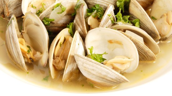 Almejas al vapor con ajo, vino y mantequilla