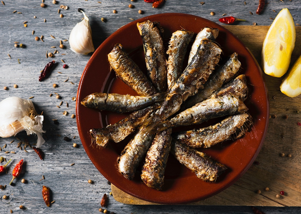 Sardinas al ajillo con ajo y cayena