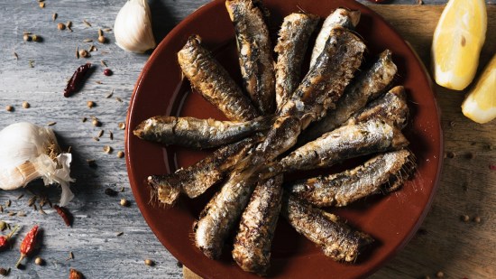 Sardinas al ajillo con ajo y cayena