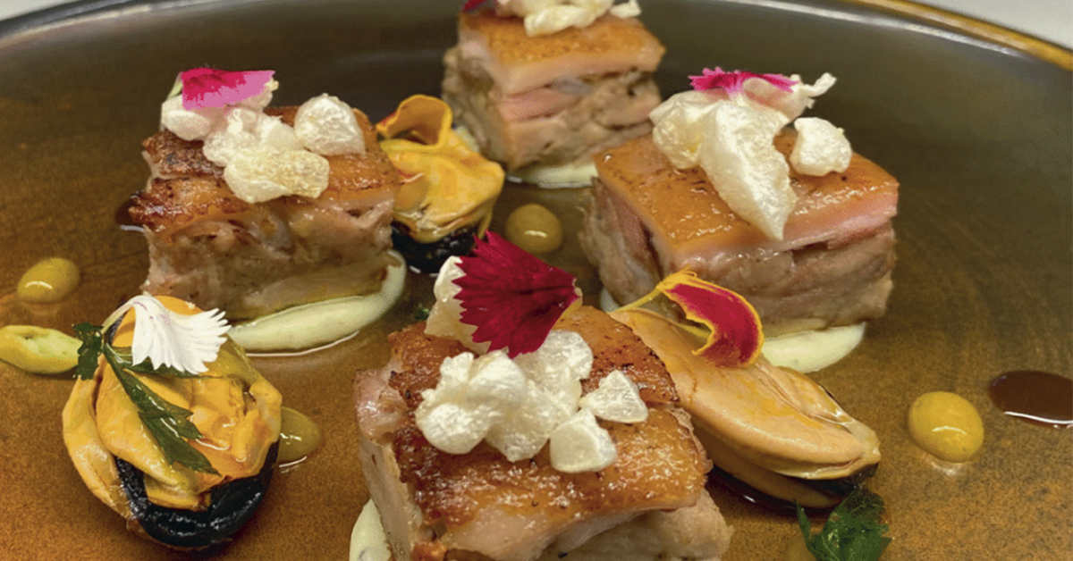 Cochinillo en escabeche de mejillones y gel de mango