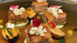 Cochinillo en escabeche de mejillones y gel de mango