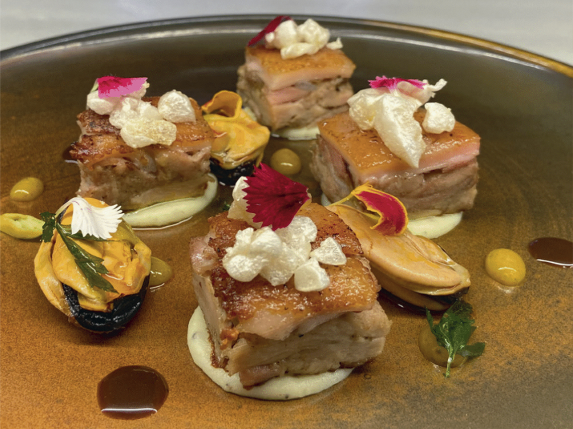 Cochinillo en escabeche de mejillones y gel de mango