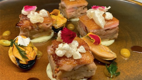 Cochinillo en escabeche de mejillones y gel de mango