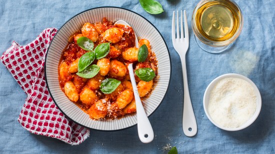 Ñoquis con salsa de atún y albahaca