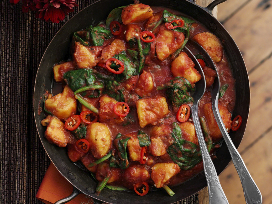 Boniatos con espinacas en salsa de tomate y chile