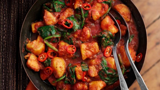 Boniatos con espinacas en salsa de tomate y chile