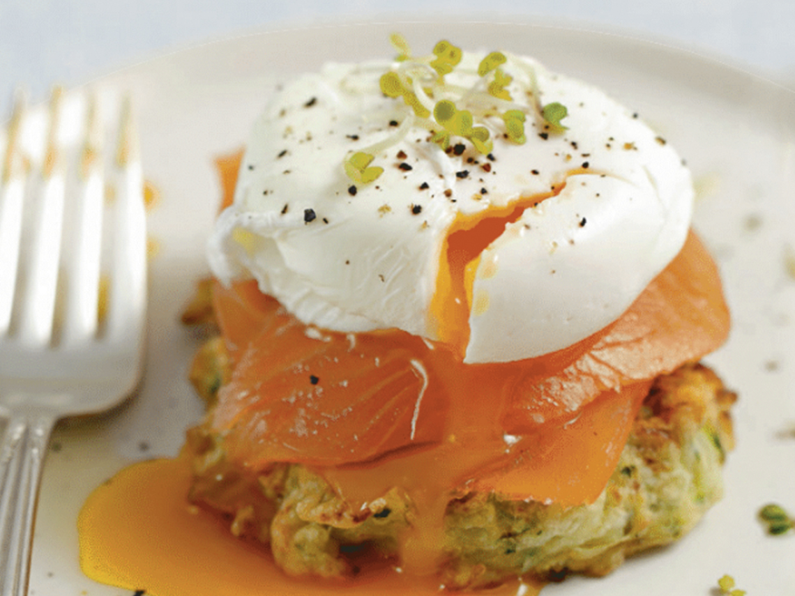 Buñuelo de calabacín con salmón y huevo poché