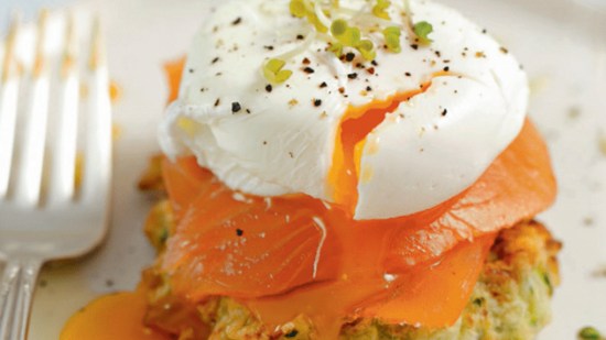 Buñuelo de calabacín con salmón y huevo poché