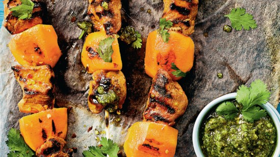 Brochetas de pato y caqui con aceite de cilantro