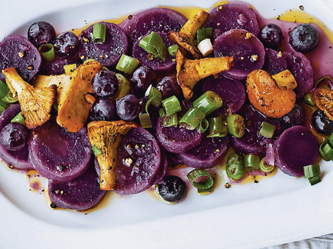 Ensalada de patata azul con vinagreta de setas