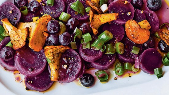 Ensalada de patata azul con vinagreta de setas