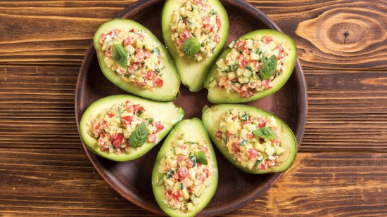 Ensaladas de aguacate con pepinos, rábanos y aderezo de jengibre y miso