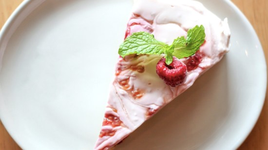 Tarta helada de queso con fresas