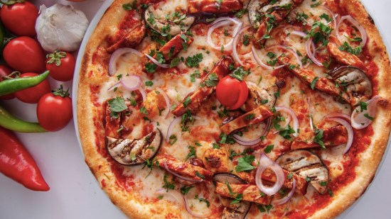 Pizza de bacon y cebolla caramelizada con cerveza