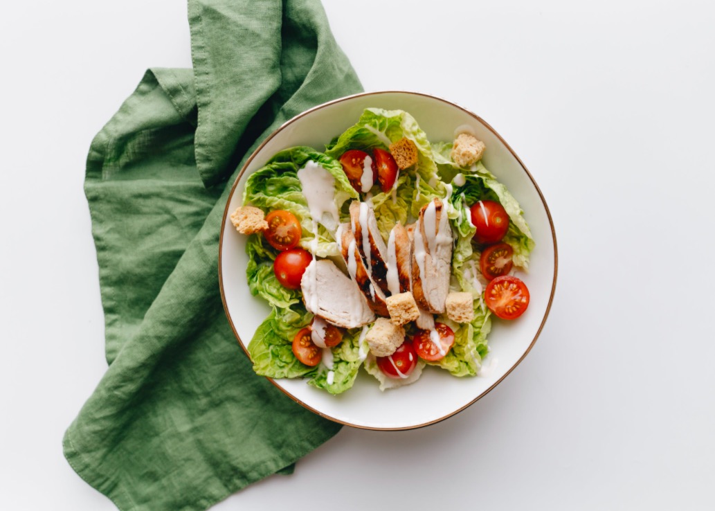 Sobras de pollo asado con espárragos y aderezo de albahaca